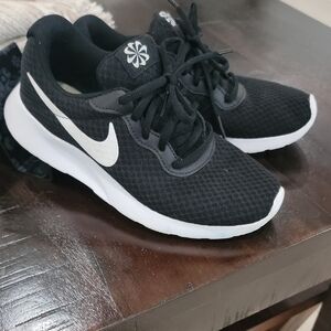 Nike Black and White Athletic Shoes 6.5